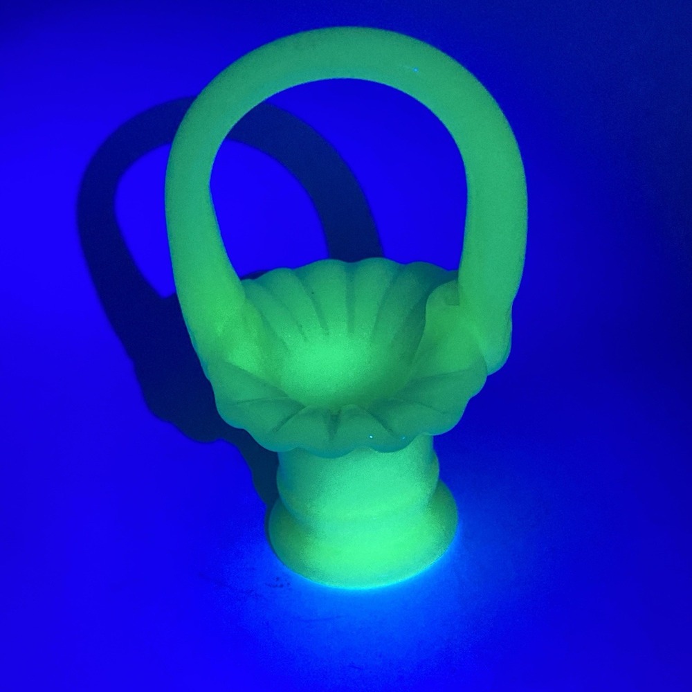 Fenton Mini Glass Basket / Glossy Custard Uranium